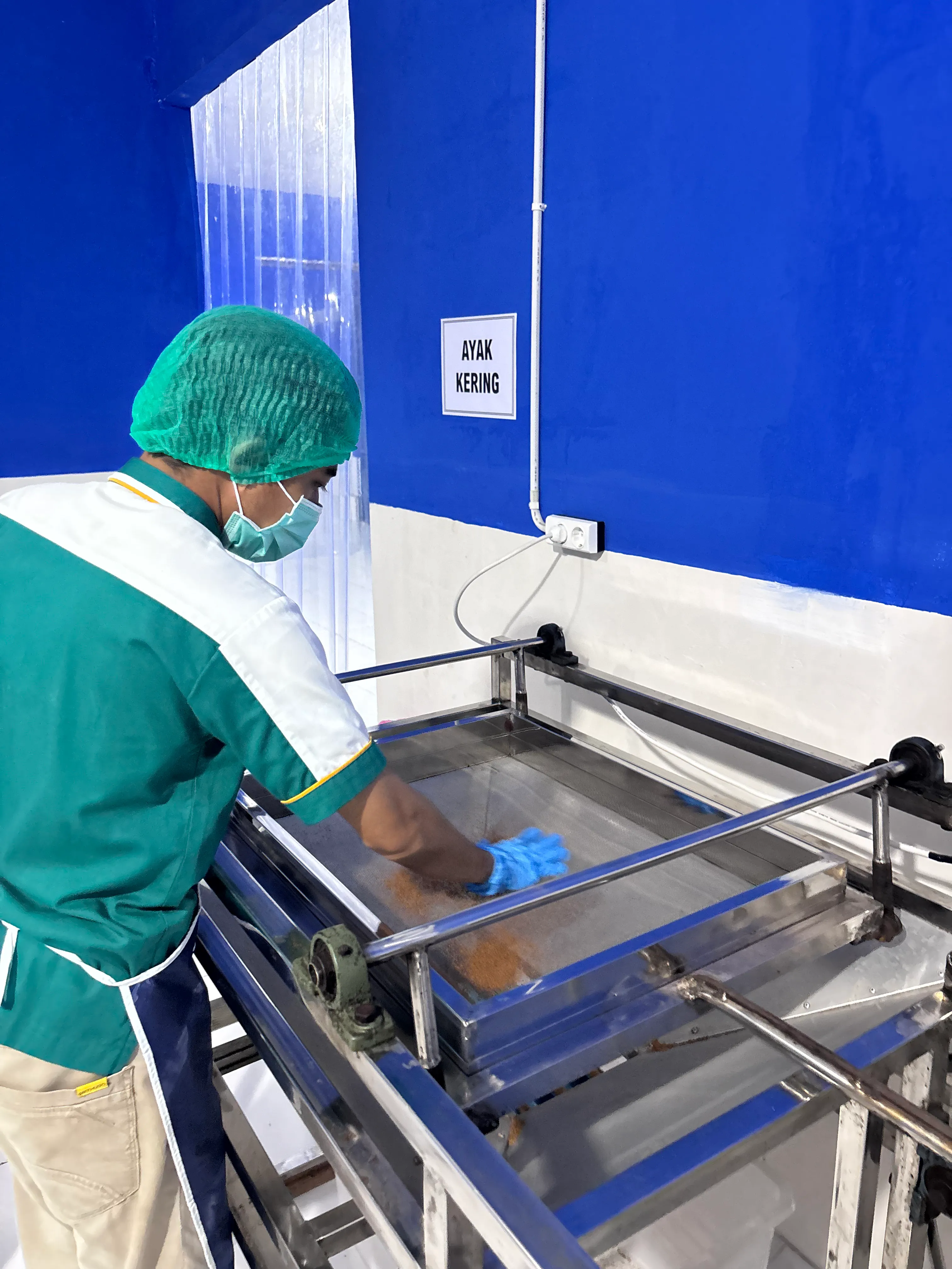 Stainless steel sieving hopper at the coconut sugar sorting table